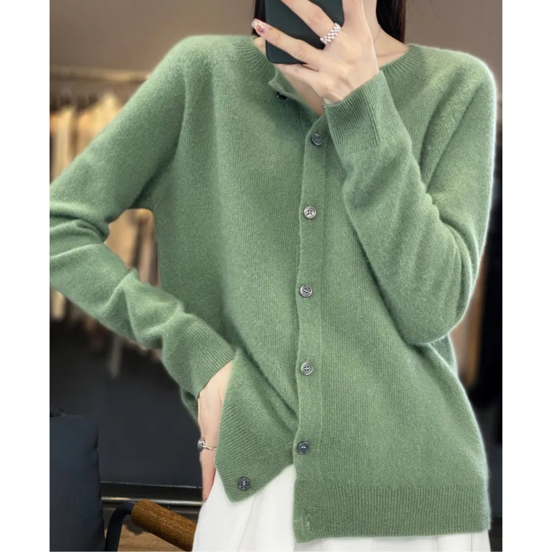 Moda femenina: cárdigan de punto entallado, botones. Versátil y ligero.