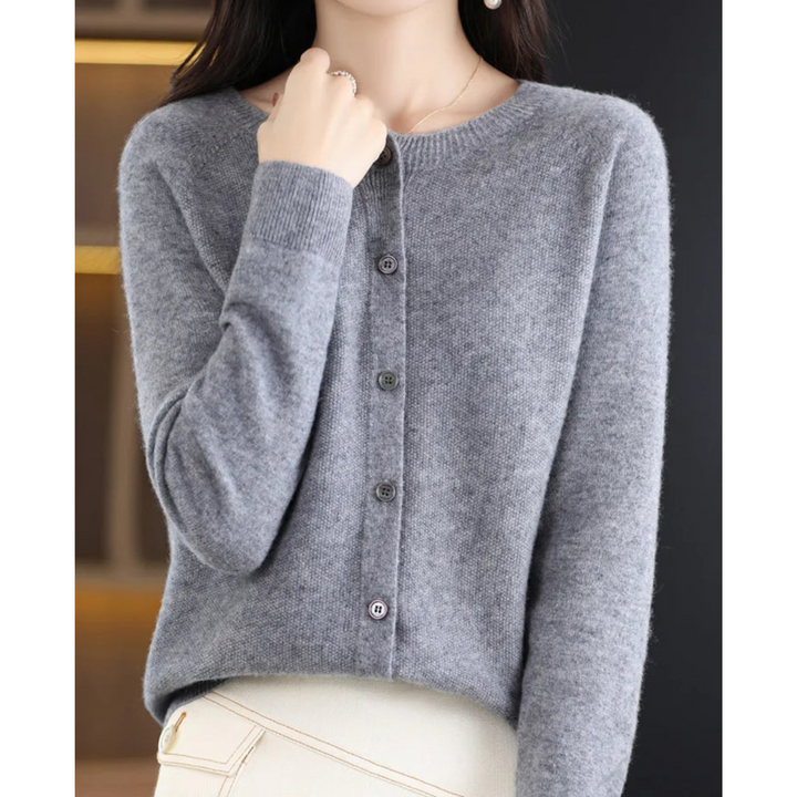 Elegante cárdigan de punto entallado para mujer. Detalle de botones.