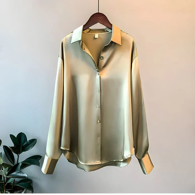 Mujer vistiendo blusa de seda, manga larga. Prenda hipoalergénica, cómoda y moderna para moda femenina.