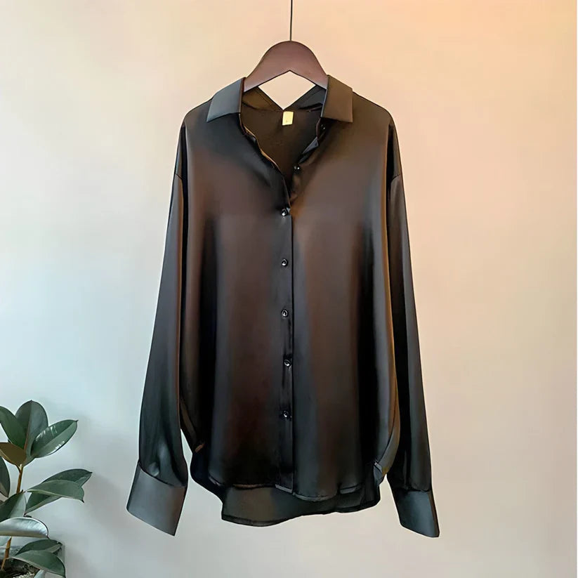 Detalle de blusa de seda suave para mujer, manga larga. Ropa elegante y versátil para el día a día o eventos.