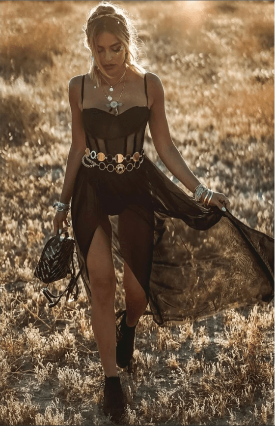 Vestido de gala largo y elegante para mujer con capa translúcida, ideal para fiesta, noche o celebración especial.