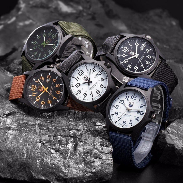 Reloj táctico luminoso para hombre, con visibilidad nítida en condiciones de poca luz.