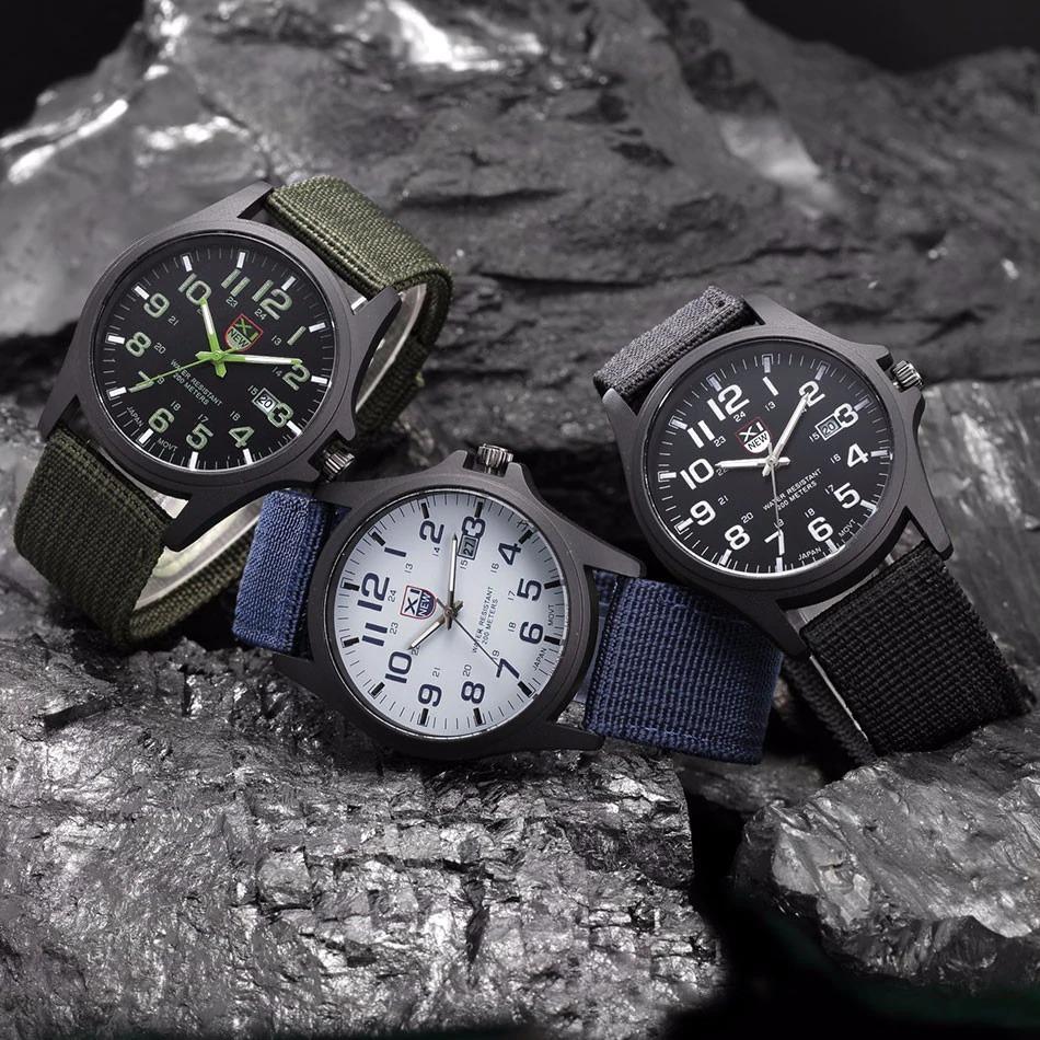Reloj deportivo de pulsera para hombre con correa de silicona resistente y cómoda.