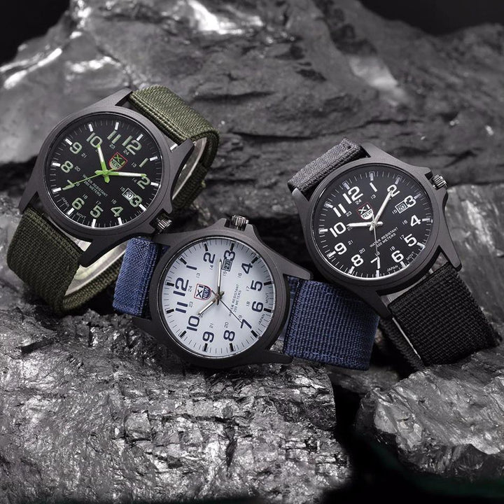 Reloj deportivo de pulsera para hombre con correa de silicona resistente y cómoda.