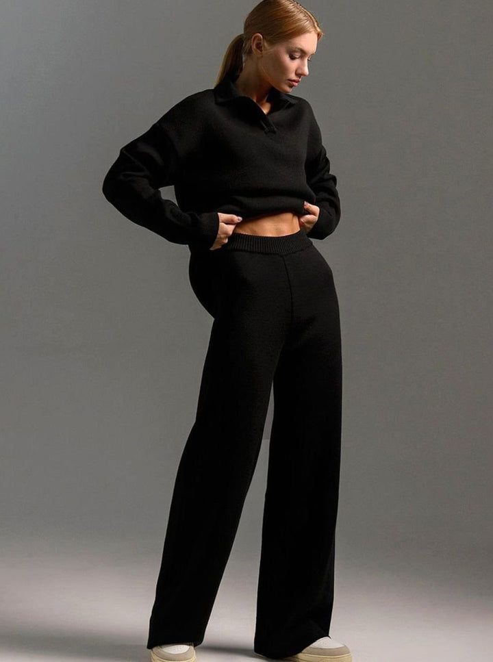 Conjunto de punto wide-leg para mujer en pose relajada. Atuendo cómodo y moderno para el día a día.