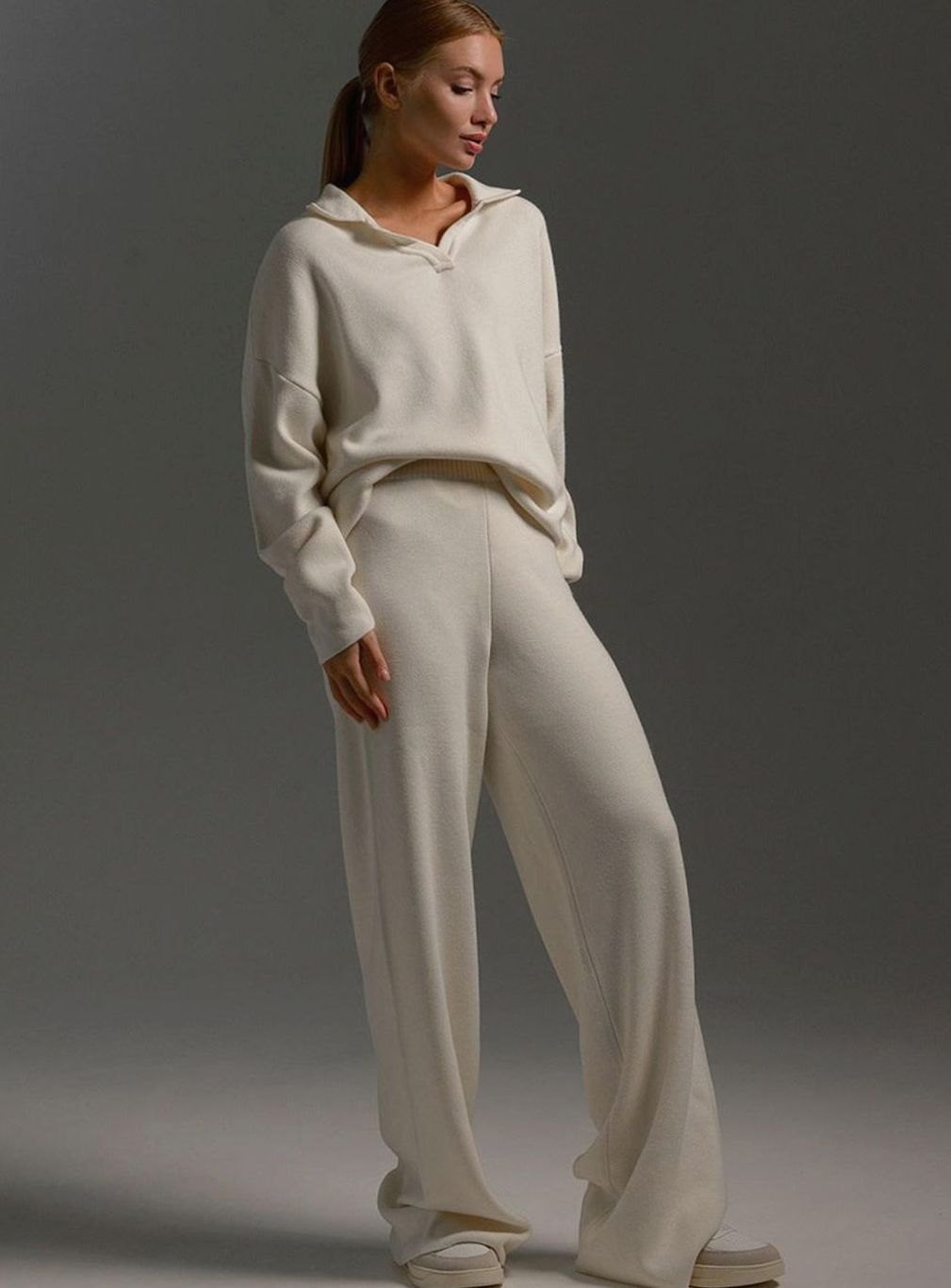 Detalle del tejido de punto suave del conjunto wide-leg para mujer. Comodidad y transpirabilidad garantizadas.
