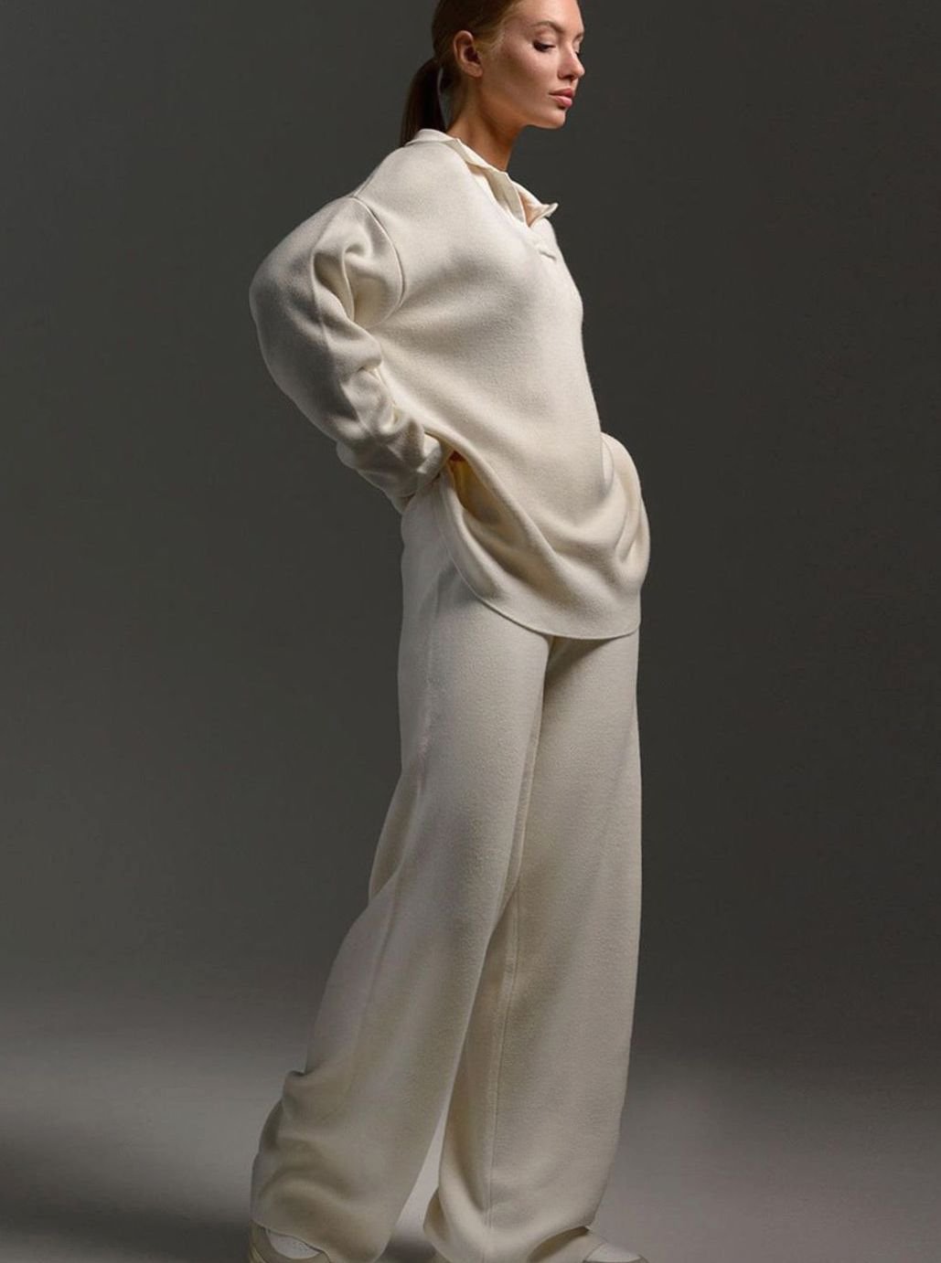 Conjunto de punto wide-leg oversize en tono neutro para mujer. Diseño elegante y casual, perfecto para comodidad.