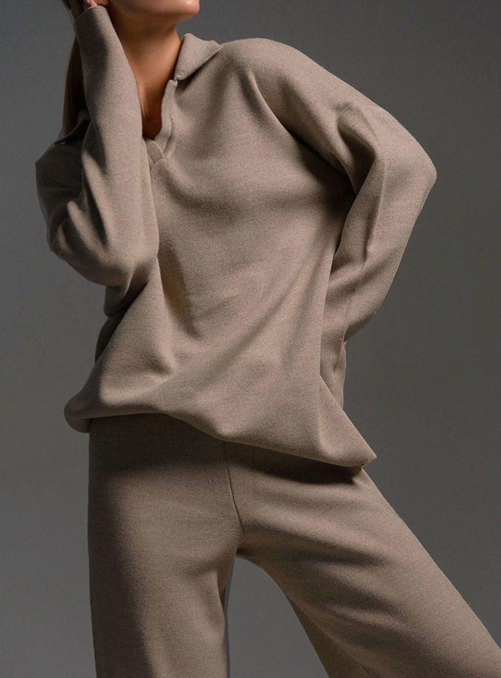 Modelo mostrando conjunto de punto wide-leg para mujer, destacando el corte oversize y la moda relajada.