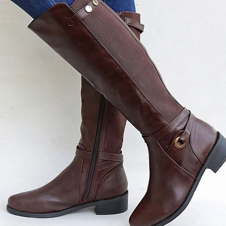 Botas altas ortopédicas de mujer, estilo hípico para otoño. Ofrecen soporte ortopédico y comodidad elegante con tacón bajo.