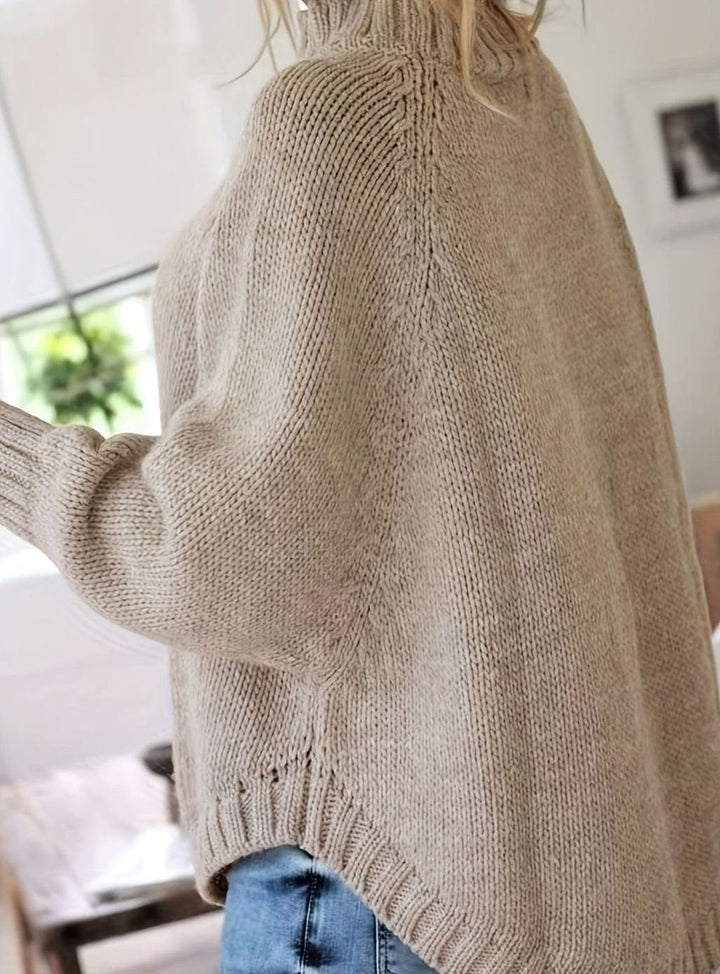 Moda otoño-invierno: jersey de mujer, cuello alto, oversize y con patrón trenzado.