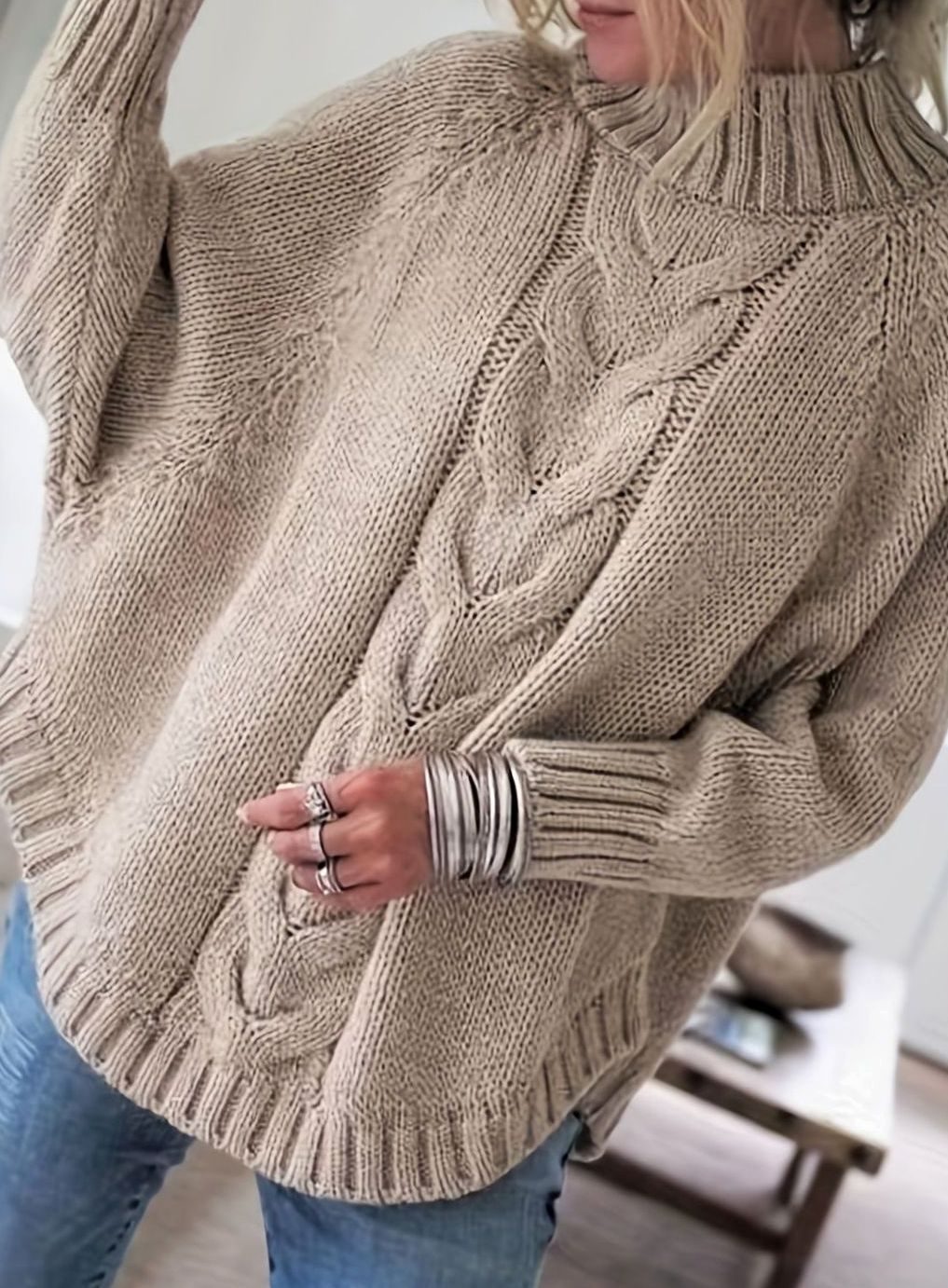 Moda mujer: jersey oversize de cuello alto, tejido de punto trenzado, tendencia invierno.