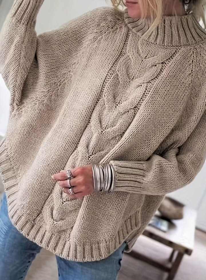 Moda mujer: jersey oversize de cuello alto, tejido de punto trenzado, tendencia invierno.