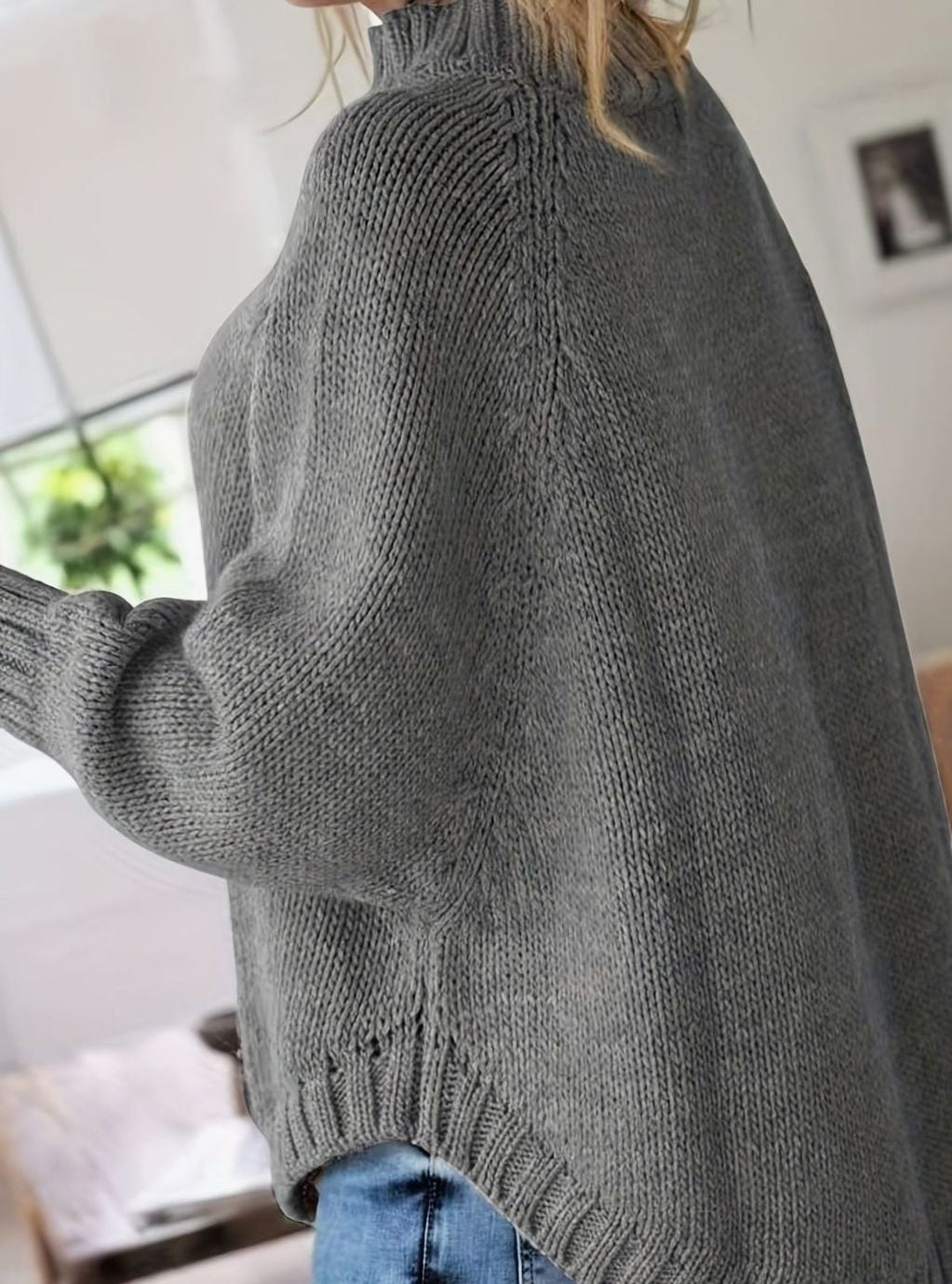 Jersey oversize de punto trenzado, cuello alto, estilo mujer, para días de frío en otoño.