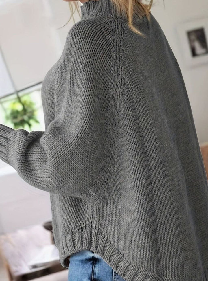Jersey oversize de punto trenzado, cuello alto, estilo mujer, para días de frío en otoño.