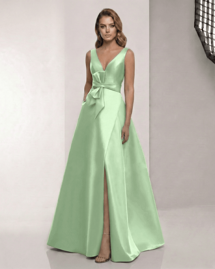 Vestido maxi blanco elegante para mujer con escote V y corte A fluido. Perfecto para noche o fiesta.