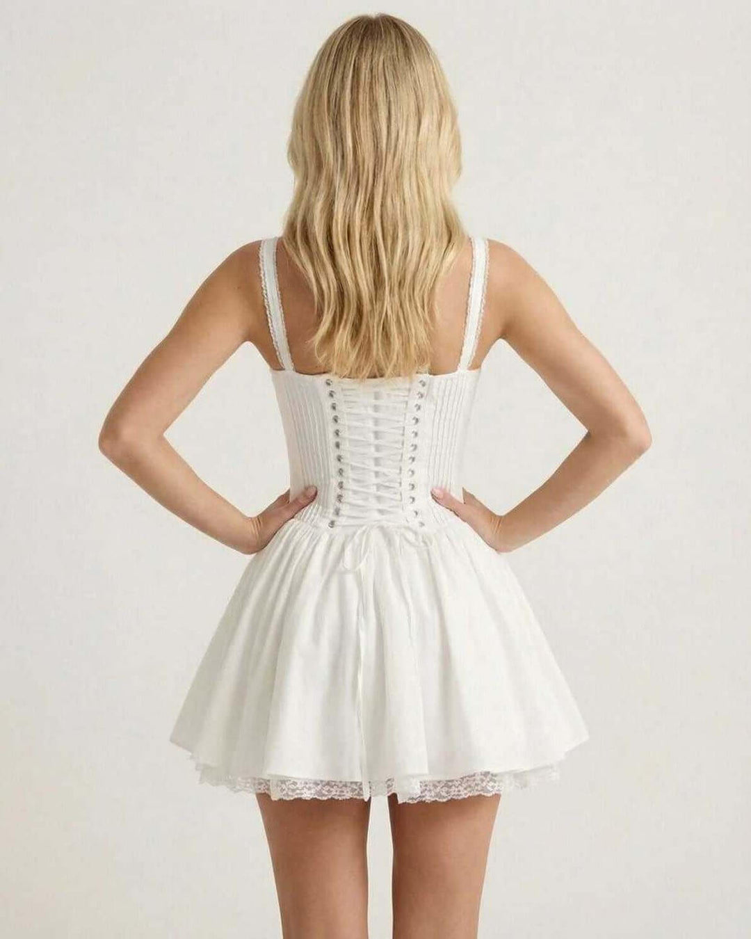 Vestido mini Elysia blanco sexy con escote hendidura y mangas abullonadas. Ideal para noche y clubwear de moda.