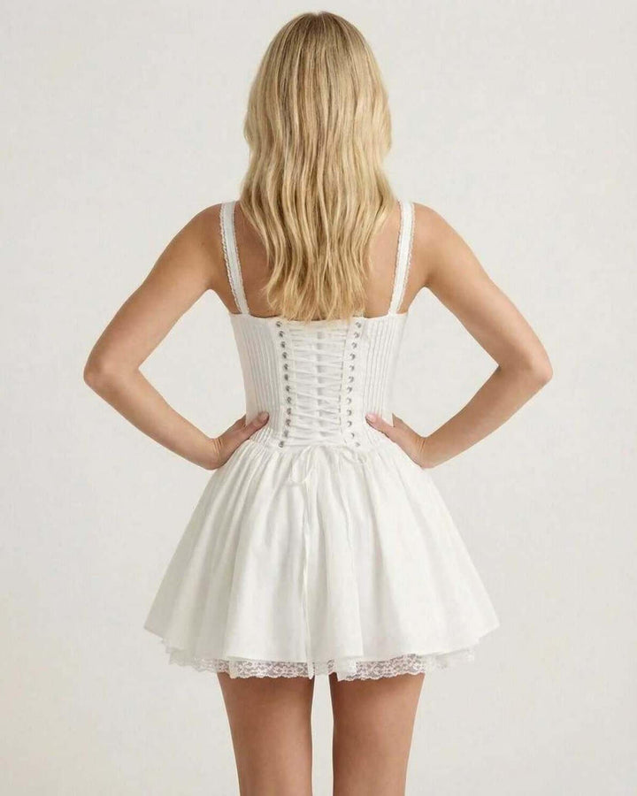 Vestido mini Elysia blanco sexy con escote hendidura y mangas abullonadas. Ideal para noche y clubwear de moda.