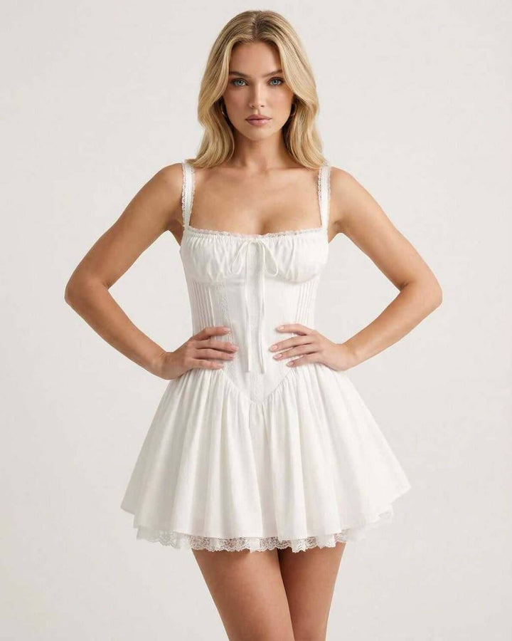 Vestido mini Elysia blanco para mujer, elegante y chic, con silueta acampanada y mangas abullonadas. Perfecto para fiestas.