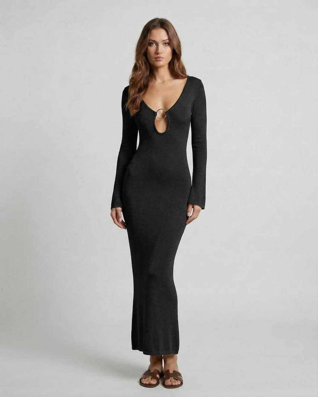 Vestido maxi negro ajustado con elegante anillo metálico y escote en V. Ideal para mujer, fiesta y noche.