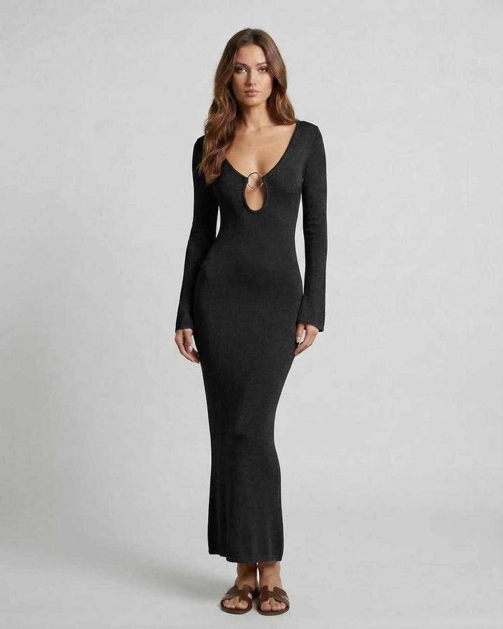 Vestido maxi negro ajustado con elegante anillo metálico y escote en V. Ideal para mujer, fiesta y noche.
