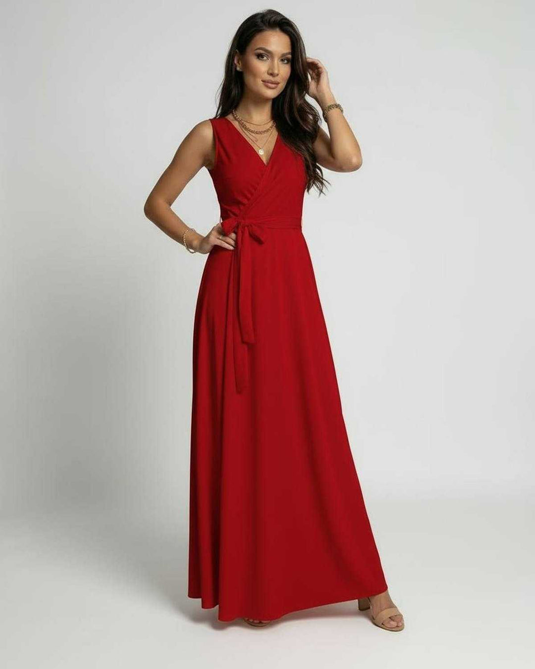 Detalle del escote en V y diseño sin mangas de este vestido maxi rojo para mujer.