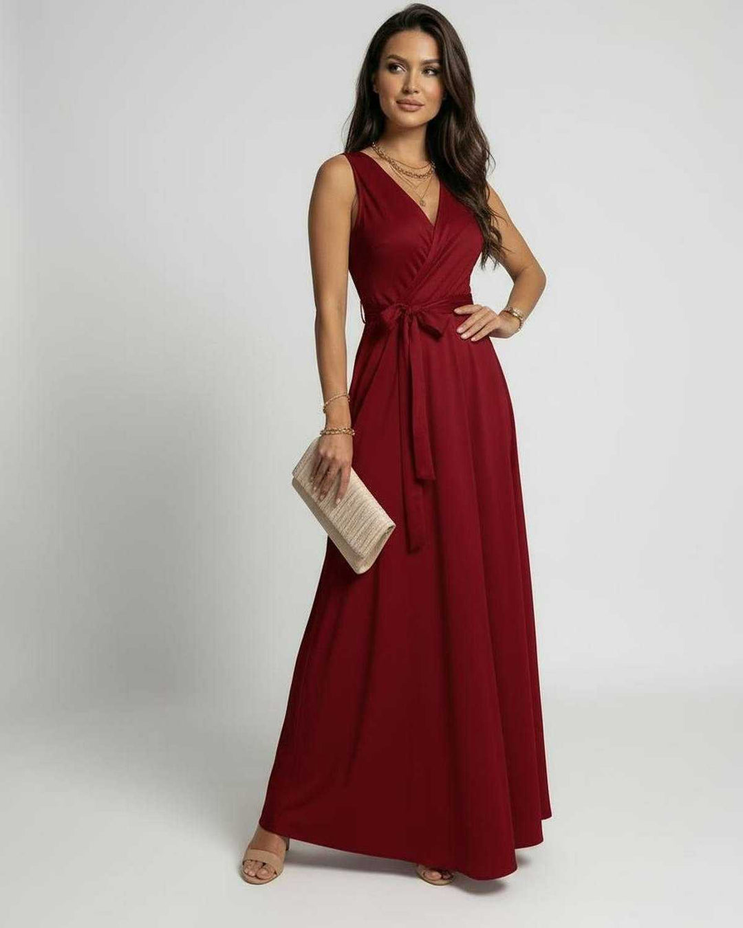 Vestido de fiesta rojo para mujer, maxi, sin mangas, con escote en V. Moda femenina vibrante y sofisticada.