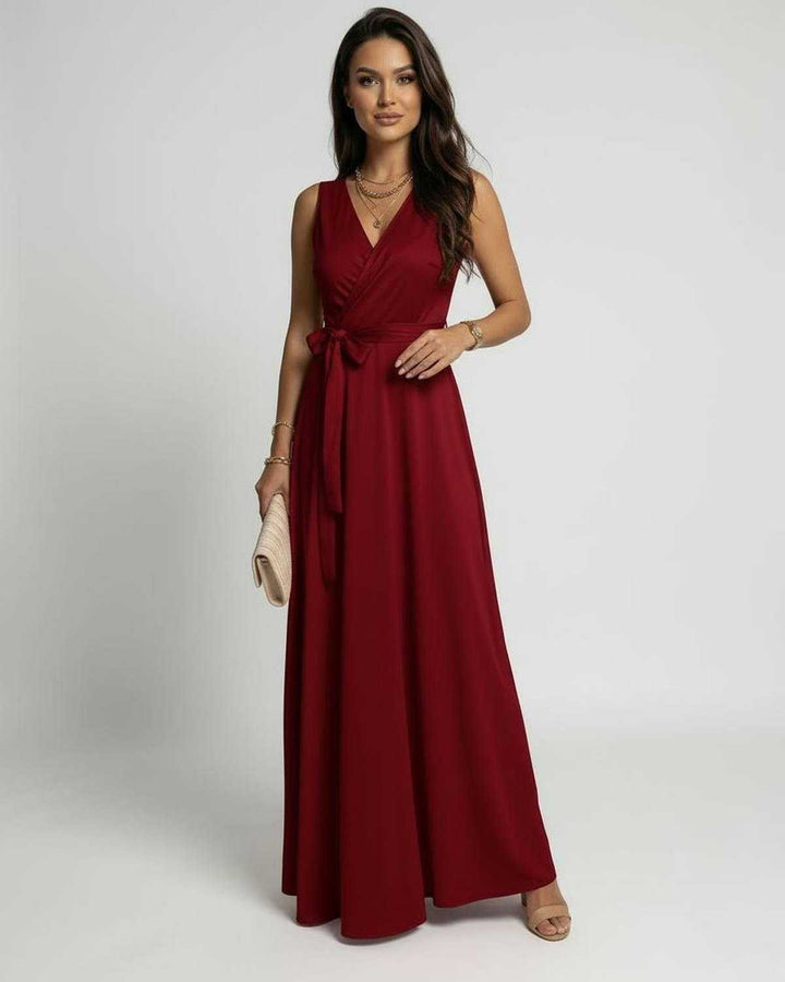 Vestido largo elegante de mujer en rojo vibrante, estilo envolvente, sin mangas, perfecto para moda de fiesta.
