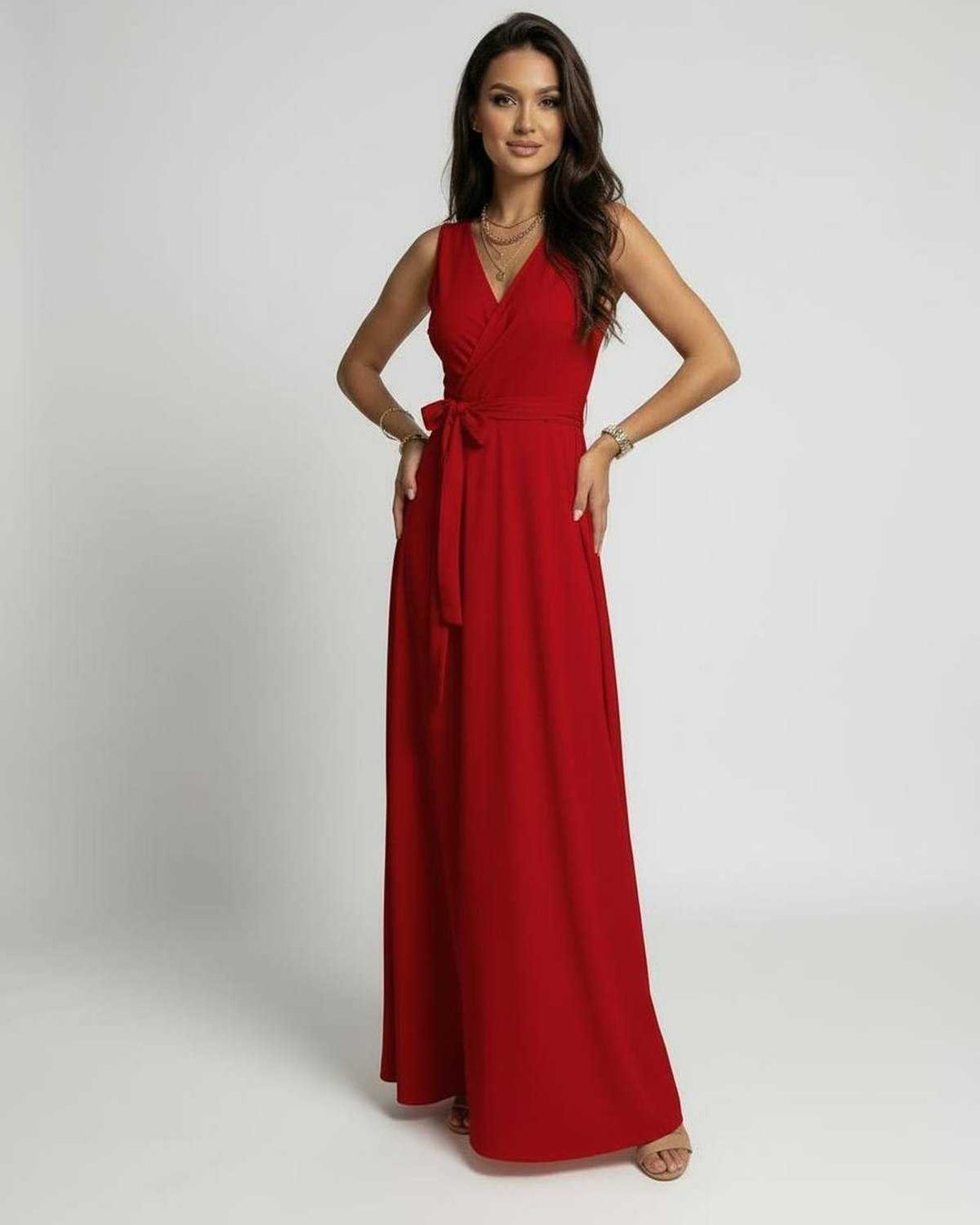Elegante vestido maxi rojo, sin mangas y con escote en V, que realza la figura femenina.