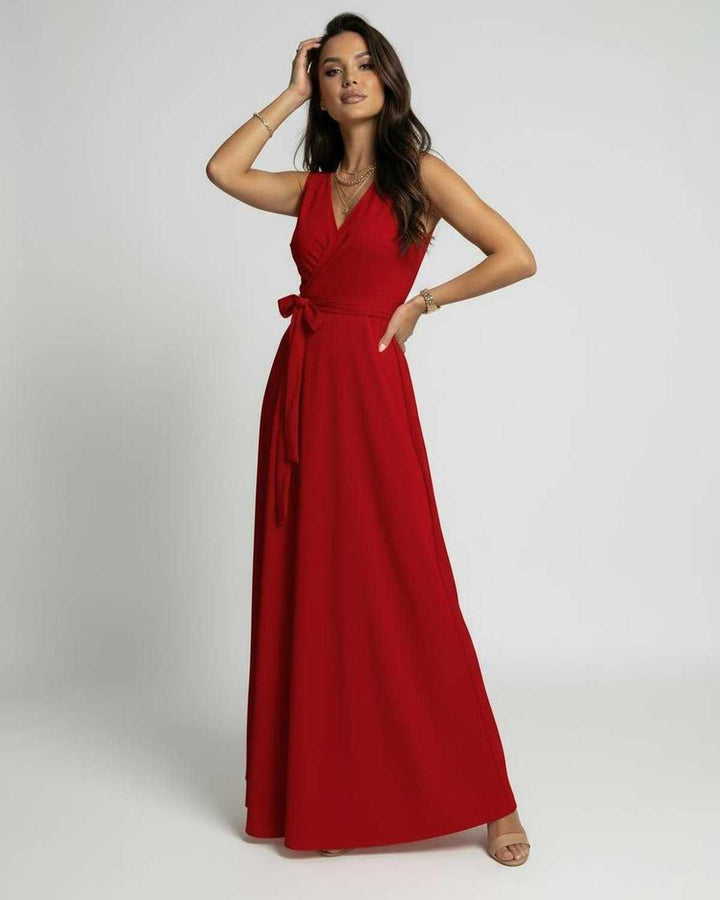 Modelo luciendo elegante vestido largo rojo sin mangas, con ajuste perfecto, moda femenina.