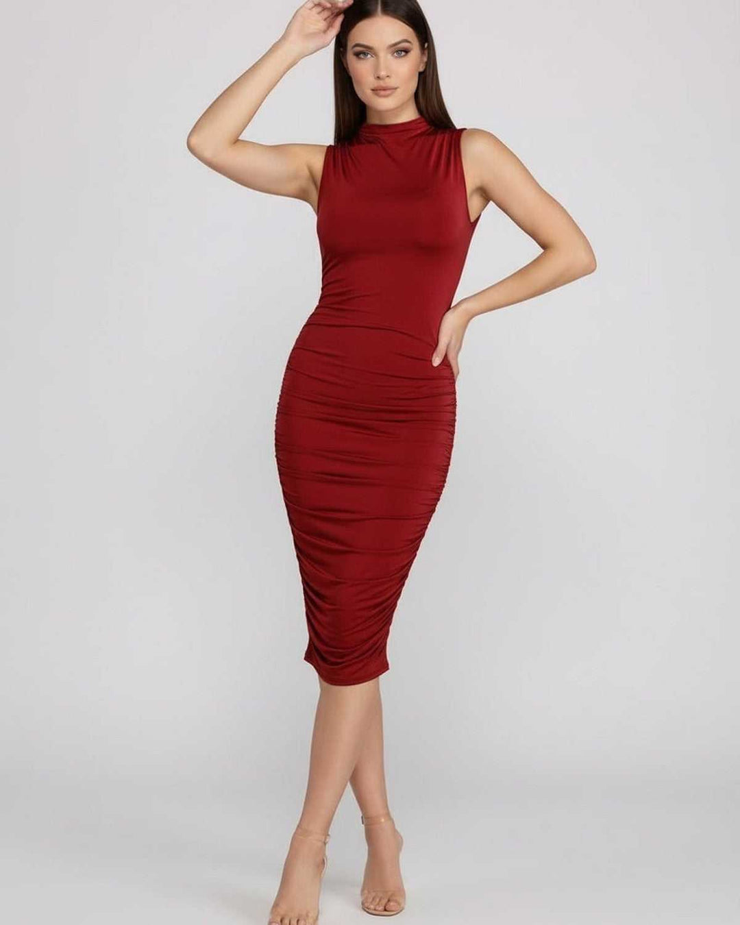 Vestido midi elegante con diseño fruncido y cuello alto para mujer, estilo sofisticado y versátil.