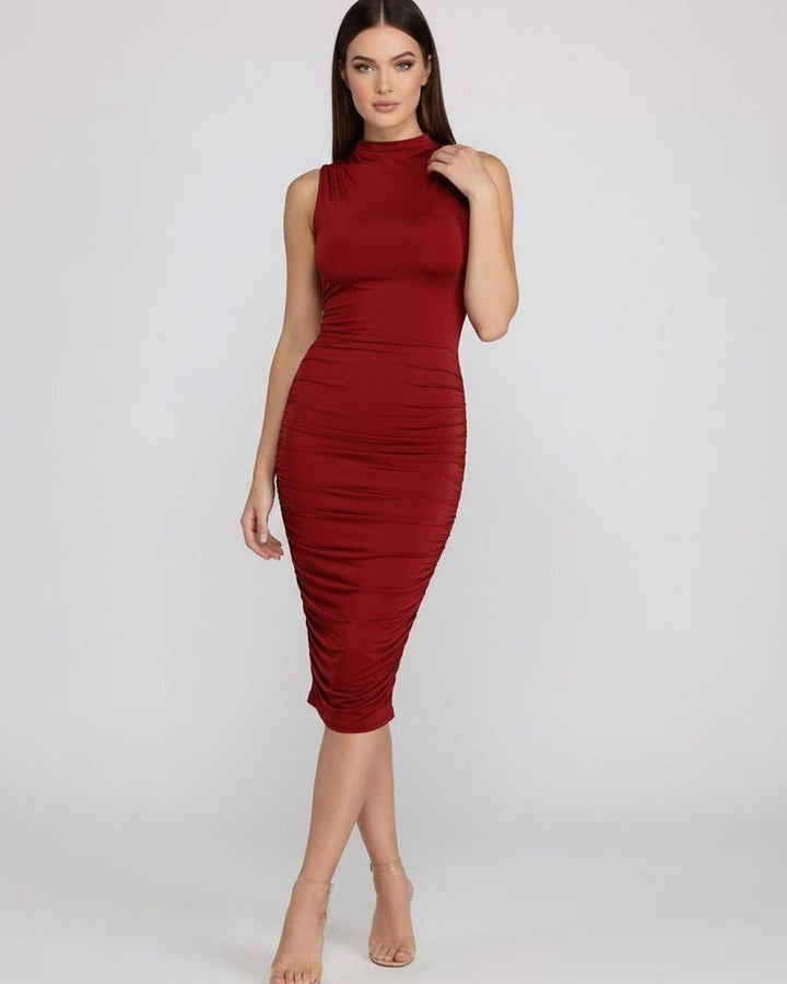 Vestido blanco midi fruncido de mujer, con cuello alto, diseño elegante y sin mangas para ocasión especial.