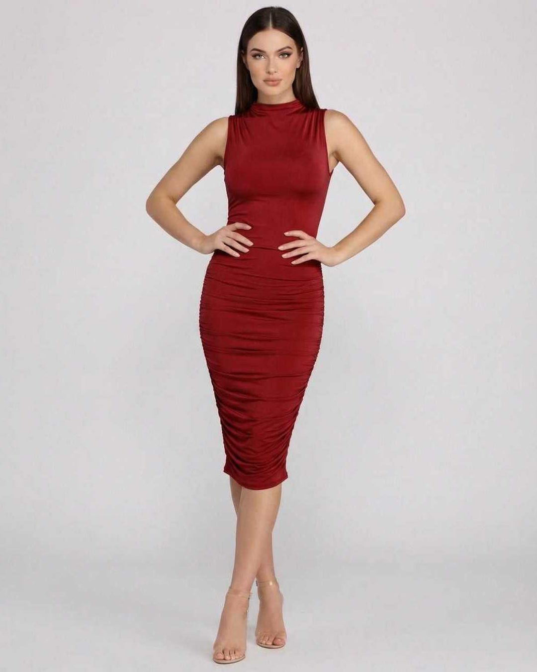 Vestido midi elegante blanco fruncido para mujer con cuello alto, perfecto para fiesta y ocasión especial.