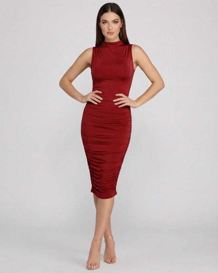 Vestido midi elegante blanco fruncido para mujer con cuello alto, perfecto para fiesta y ocasión especial.