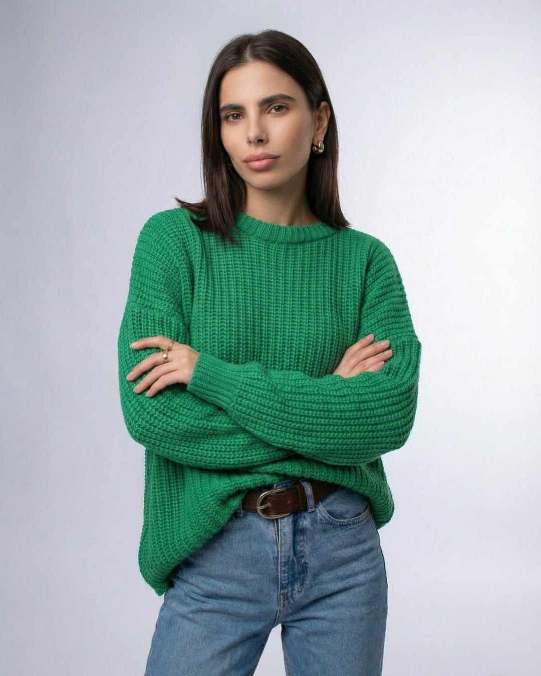Textura acanalada en suéter verde esmeralda para mujer, elegante y cálido, comodidad para otoño/invierno.