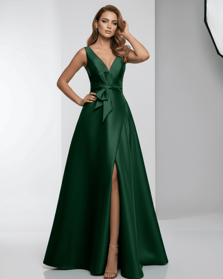 Vestido maxi esmeralda para invitada de boda, diseño formal con escote en V que resalta la figura femenina.