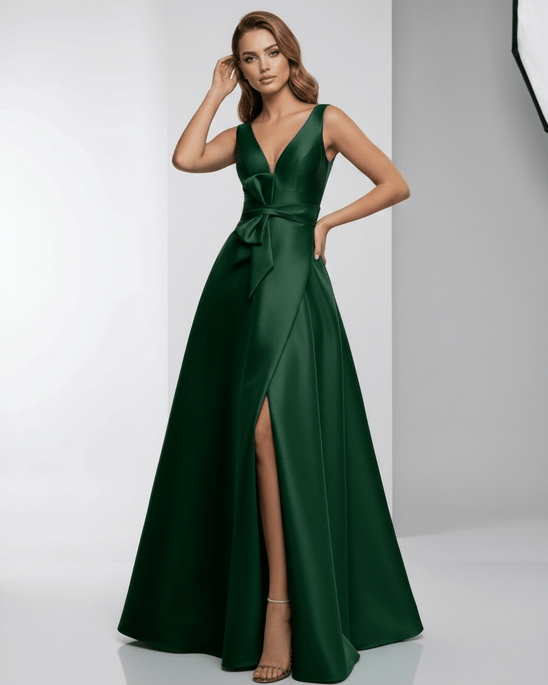 Hermoso vestido formal esmeralda con silueta A y escote en V, perfecto para mujer en noche de gala.
