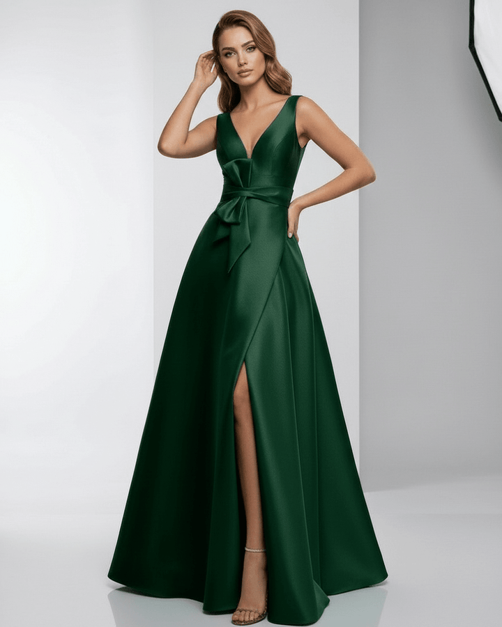 Hermoso vestido formal esmeralda con silueta A y escote en V, perfecto para mujer en noche de gala.