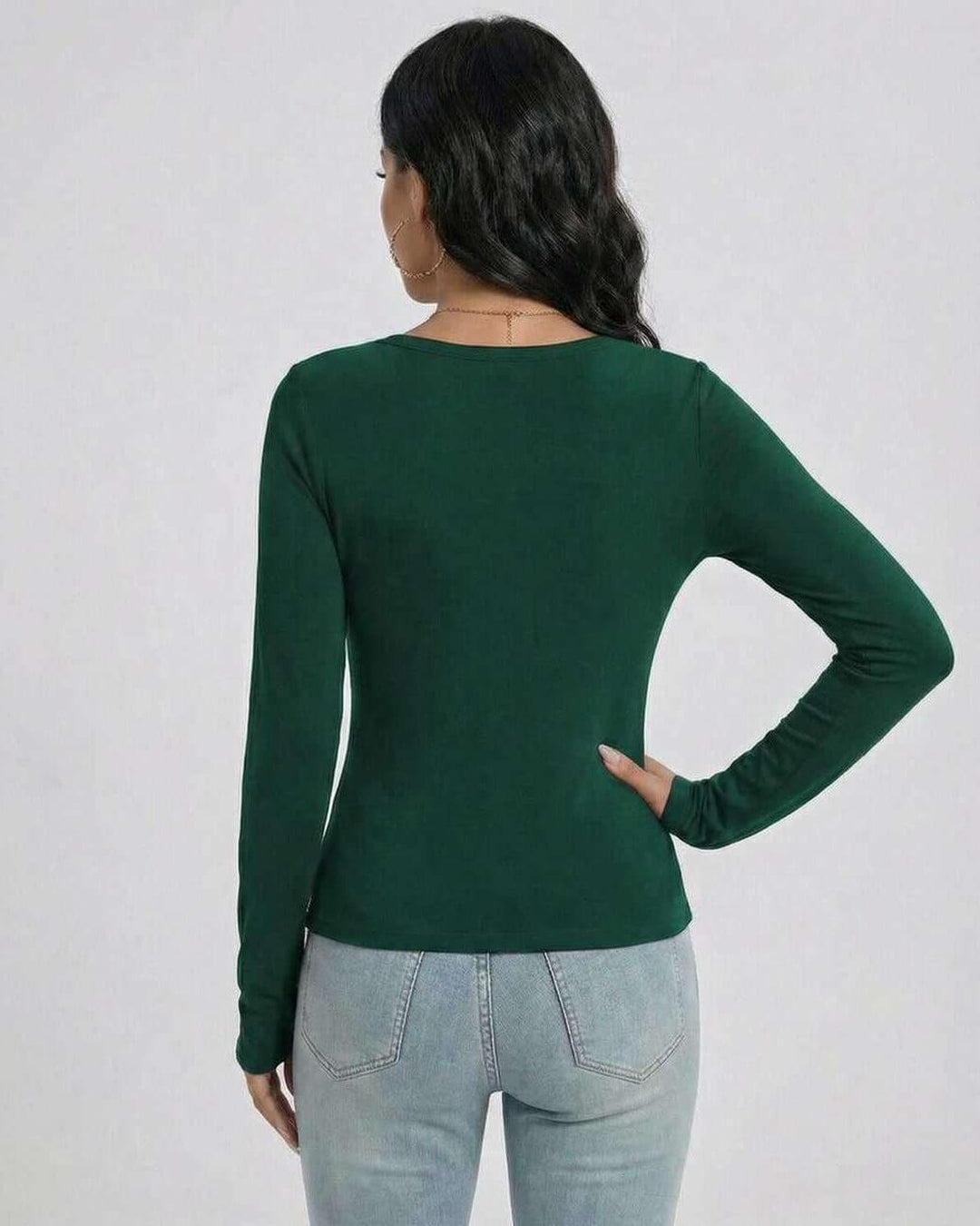 Suéter elegante de mujer color esmeralda con cuello V. Ideal para looks casuales y sofisticados de otoño.