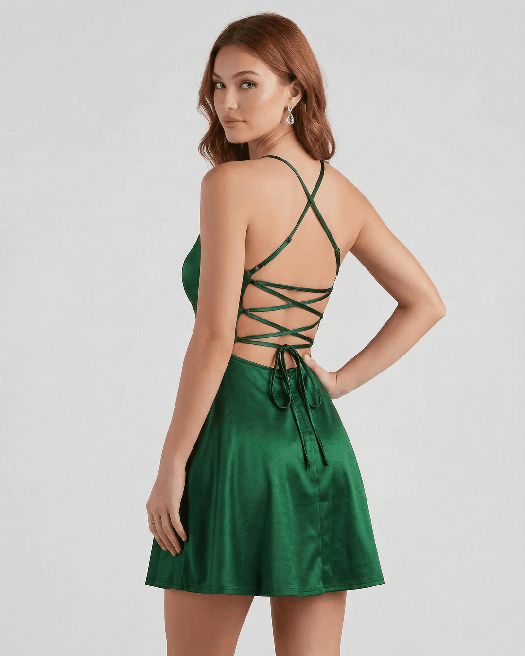 Vestido de fiesta verde esmeralda con escote recto y tirantes finos, estilo mini para ocasiones especiales.