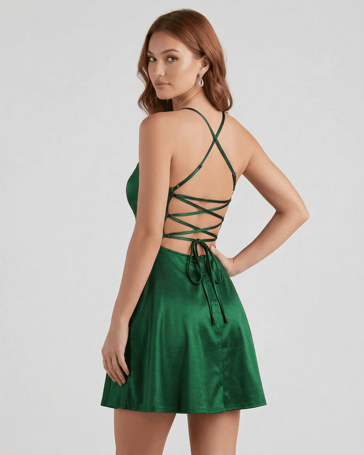 Vestido de fiesta verde esmeralda con escote recto y tirantes finos, estilo mini para ocasiones especiales.