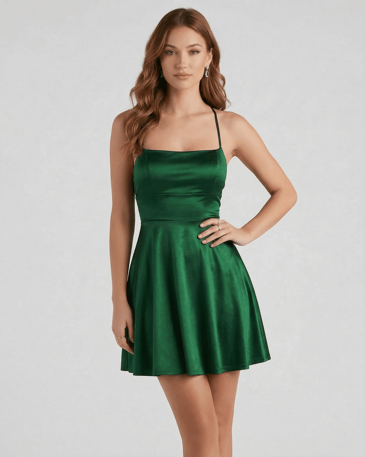 Vestido de mujer verde esmeralda con delicados tirantes finos y escote recto, un look deslumbrante para noche.
