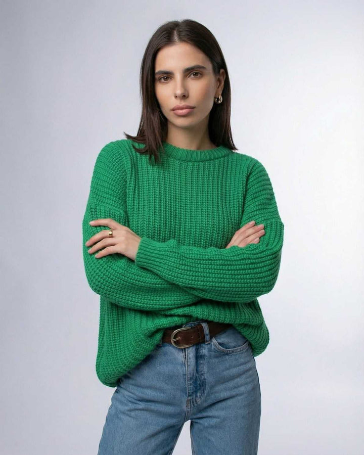 Vibrante suéter esmeralda acanalado para mujer, manga larga, ideal para destacar en moda de invierno.