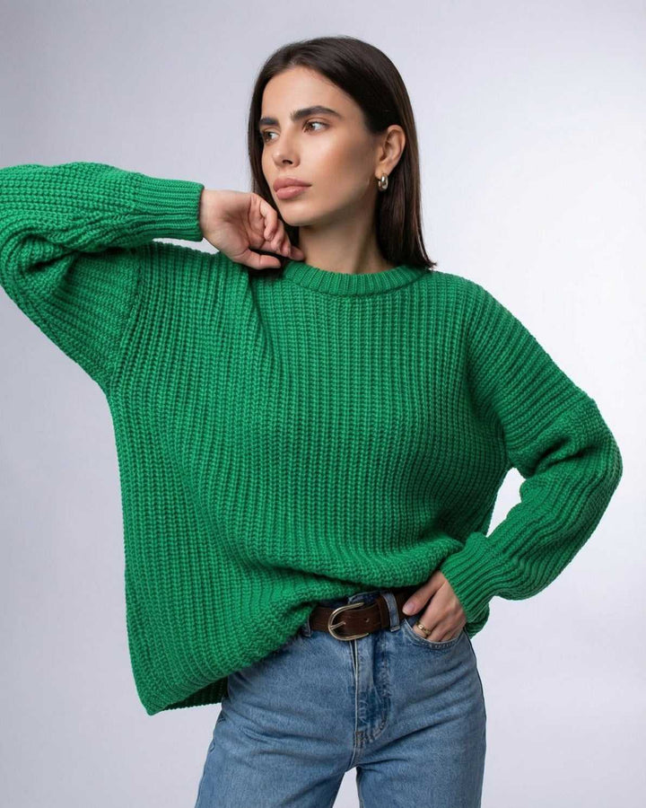 Suéter de mujer color verde esmeralda con diseño acanalado, moderno y cálido, perfecto para el frío.