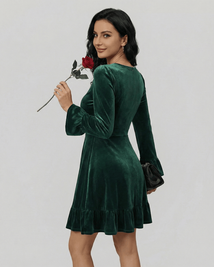 Vestido mini blanco de manga larga para mujer. Silueta A-line versátil, ideal para eventos elegantes.
