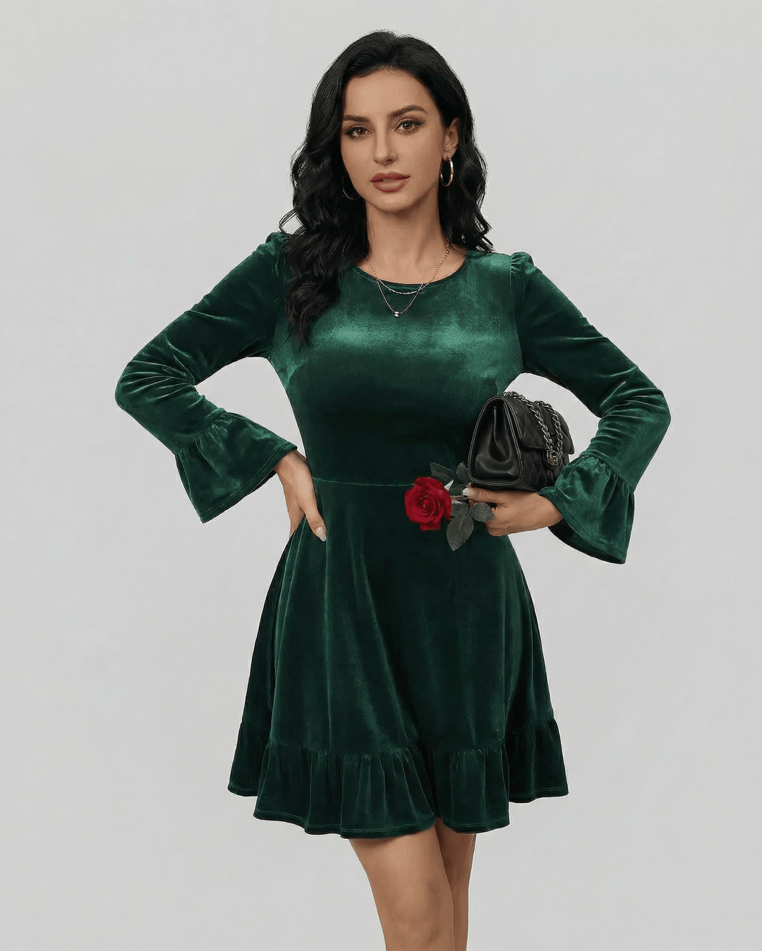 Vestido mini blanco de mujer, silueta A-line, manga larga. Estilo elegante y versátil para fiesta o casual.