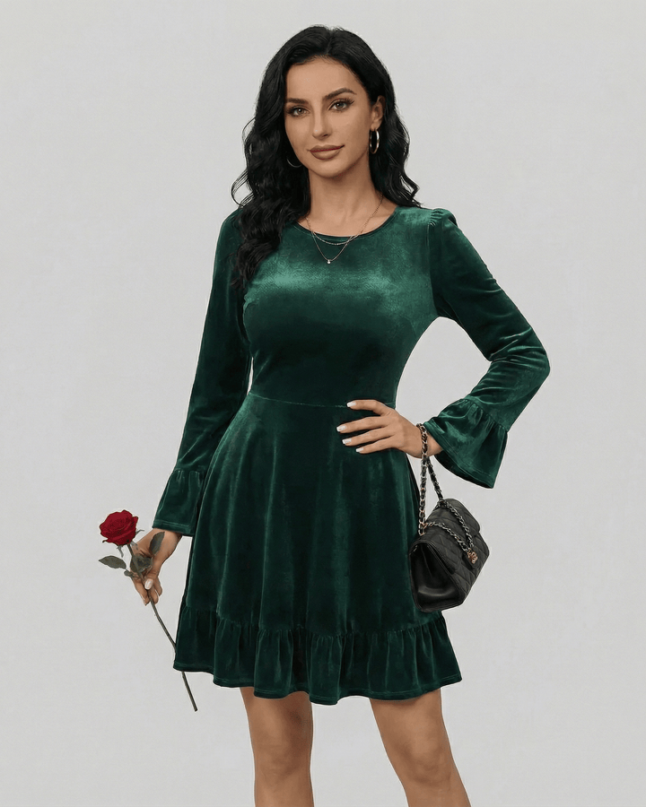 Vestido mini blanco elegante para mujer con silueta A-line. Manga larga, ideal para cualquier ocasión.