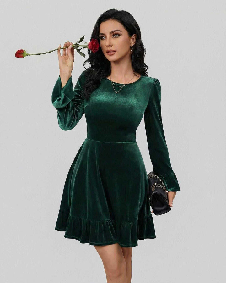 Moda femenina: vestido mini blanco A-line. Manga larga elegante, perfecto para invierno u otoño.