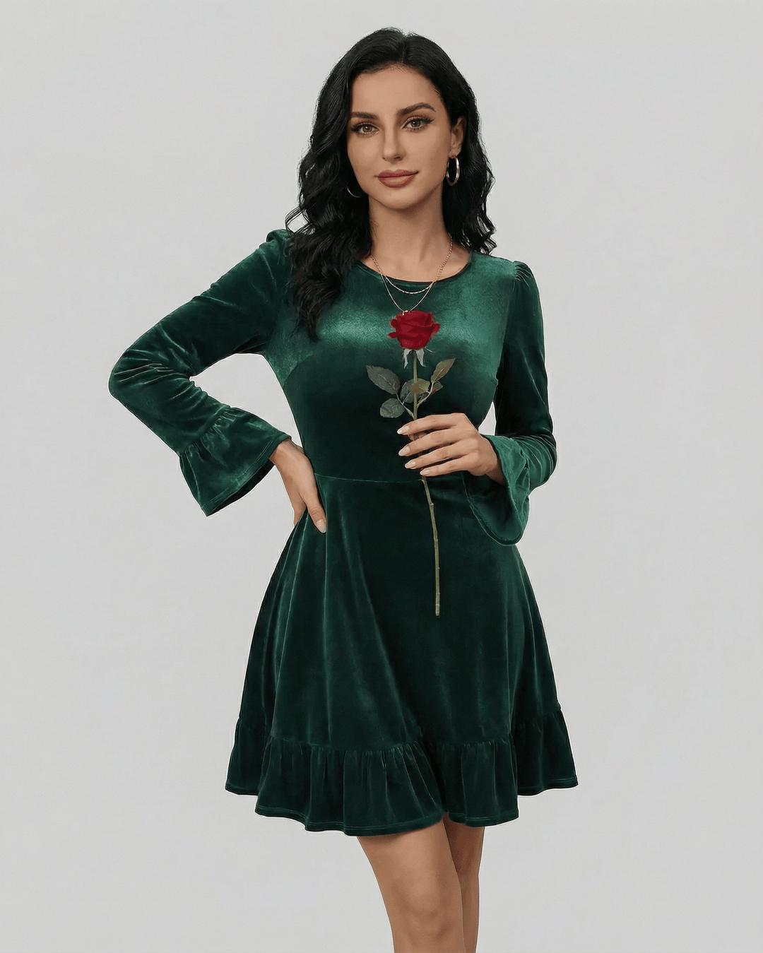 Vestido mini blanco elegante de mujer, silueta A-line, manga larga. Ideal para moda de otoño-invierno.