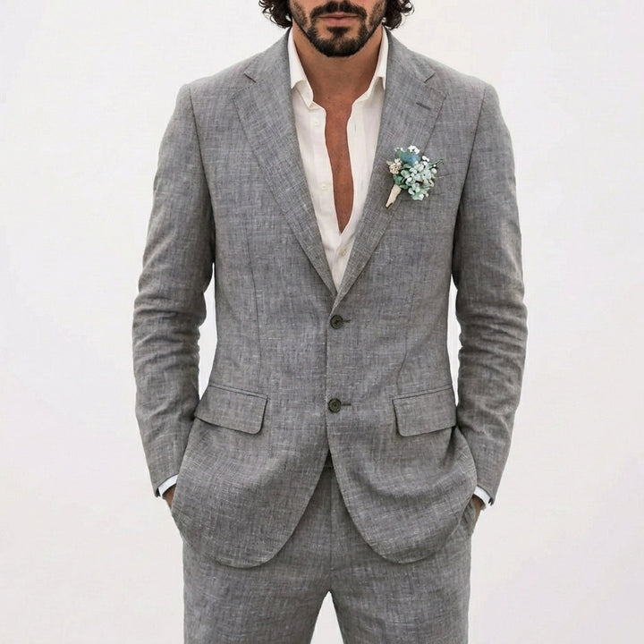 Hombre con traje de lino de corte impecable. Estilo versátil para verano, desde casual chic hasta boda de día.