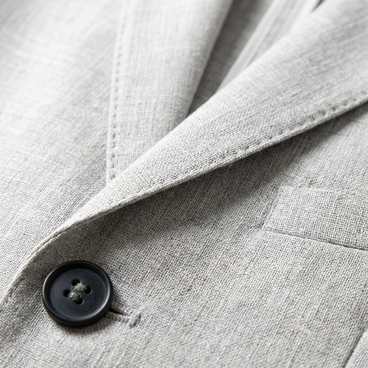 Elegante traje de lino beige para hombre, ideal para bodas en la playa o eventos veraniegos con confort.